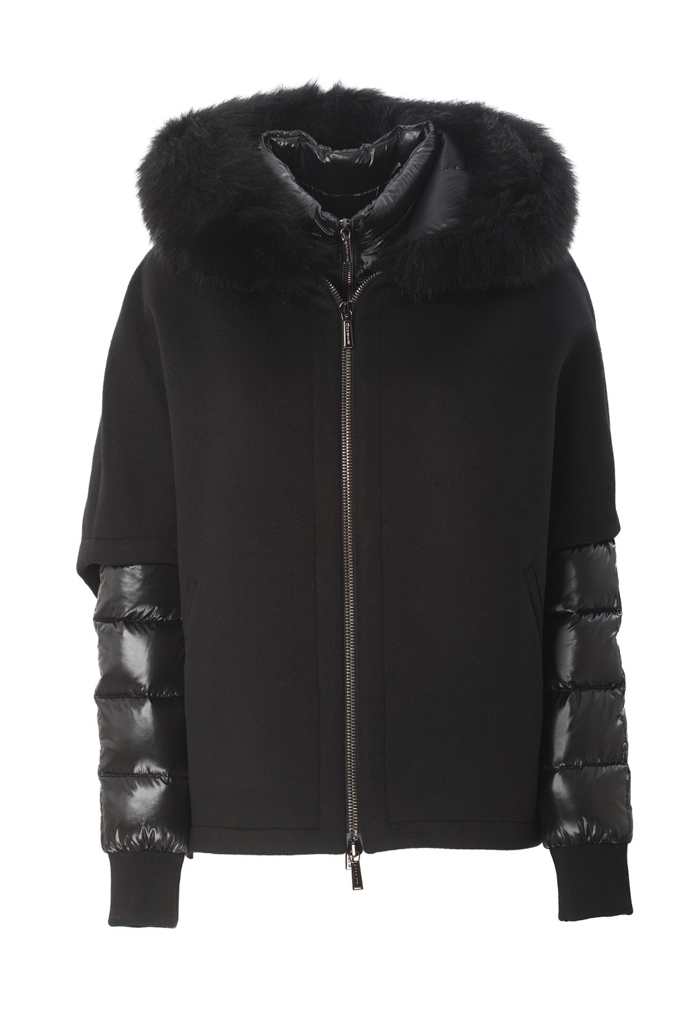shop MOORER Saldi Giaccone: Moorer cappa corta unita a un caldo piumino staccabile che permette di soddisfare un triplice utilizzo.
Cappa esterna realizzata in lana double misto cashmere.
Chiusura frontale con zip a doppio cursore.
Tasche a filetto in vita.
Al suo interno, il bomber staccabile è imbottito in finissima piuma d'oca, trapuntato boudin, ed è realizzato con un finissimo nylon con delicate sfumature cangianti.
Bordo del cappuccio staccabile in pelliccia di volpe frost (Vulpes Lagopus).
Chiusura frontale con zip a doppio cursore.
Tasche invisibili inserite nei fianchi.
Polsi in maglia di lana vergine.
Composizione esterna: 90% lana,10% cashmere.
Made in Italy.. PEGASO CWR-U0001 number 7179374